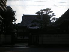 夕の陽光のもとに鎮まる本堂