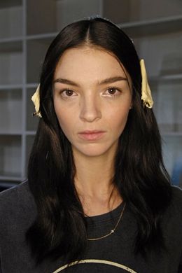 2008年度春季―ジバンシーのコレクションの舞台裏にてマリアカルラ・ボスコーノ。