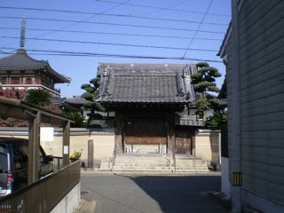 ある晩秋の日の昼時にしかと開かれたその山門