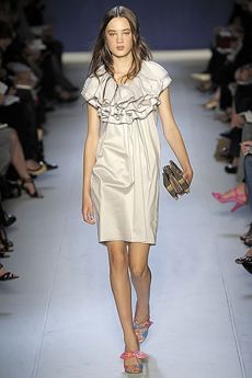 2009年度春季のモスキーノのそのランウェイをゆくララ
