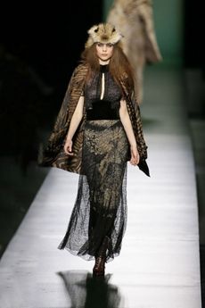 2008年度秋季―ジャン・ポール・ゴルチエのランウェイをゆくキム。