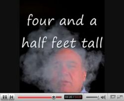 『four and a half feet tall(身長4.5フィート)』(≒身長140cm) ―『Italians lol』