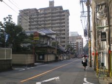 『寺町通り』―そう呼ばれる車道に面して並ぶ寺々～妙徳寺・・・専立寺・・・建立寺。
