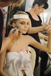 ヴァレンティノのショーの舞台裏にてヤスミンカ 2008年度秋季