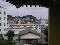 その梵鐘が北に見る『寺塚』の町々―真言宗般若院の屋根がのぞく。