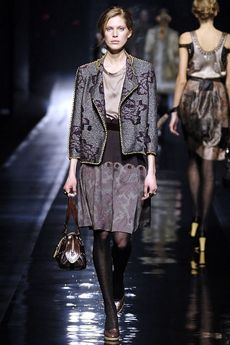 エトロの2006年度秋季のランウェイをゆくイセリン。
