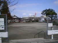 南方より見られるその姿。滑り台・ブランコ・トイレの向こうに建つは納骨堂。