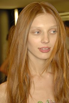 ドルチェ・アンド・ガッバーナのコレクションの舞台裏にてオルガ・シェレール ―2007年