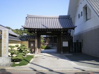 ある晩秋の日の昼時にしかと開かれたその山門