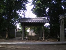 参道端に佇む手水舎