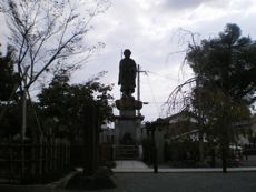 高く聳える大師像