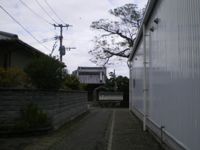 道路から山門へと続く小路