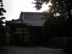 夕の陽光のもとに鎮まる本堂