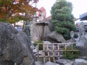 小滝と小崖の上に立つ不動明王