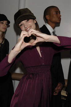 『♥』～DKNYのコレクションの舞台裏にてカミラ ―2006年度秋季
