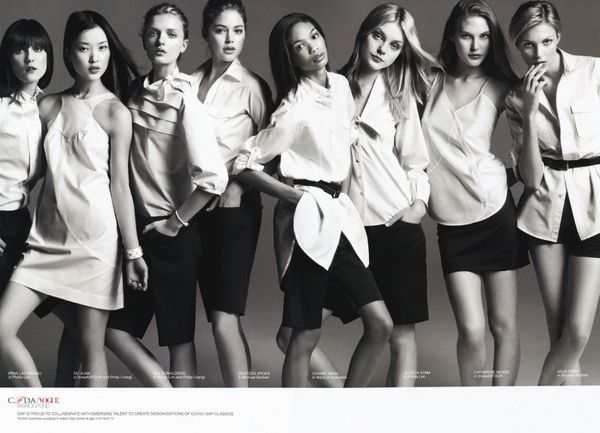 ギャップ～デザイン・エディション～の2008年度春/夏季の広告を7名のモデルらとともに飾ったシャネル―左から、イリナ・ラザレアヌ、ドゥ・ジュアン、リリー・ドナルドソン、ドウツェン・クロエ、シャネル、ジェシカ・スタム、キャサリン・マクニール、アンニャ・ルービック。