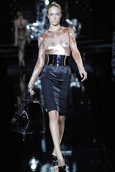 ドルチェ&ガッバーナのコレクションにてランウェイをゆくラケル ―2007年度秋季