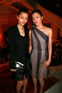 パリに開かれたファッション・ウィークの晩餐会の場にて―同郷の杜鵑(右)とともに蓓。