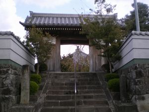 ある晩秋の日の寺町にしかと開かれたその山門