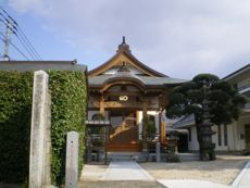 境内に置かれた『清正堂』。同じ寺町の妙正寺の境内にもある。