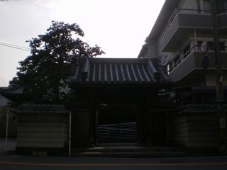 秋のある日の夕近き刻に佇む専立寺―その山門