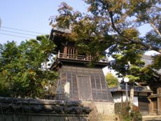境内に置かれたその鐘楼