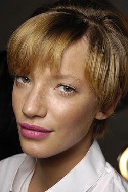 2008年度春季～バッジェリー・ミシュカのコレクションのその舞台裏にてミラグロス・シュモール。