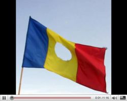 中心部の切り抜かれた―おそらくはロマの象徴旗を模した―ルーマニアの国旗