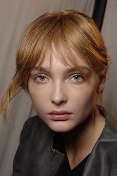 2006年度秋季～イヴ・サン・ローランのコレクションの舞台裏にて佇むスネジャナ・オノプカ