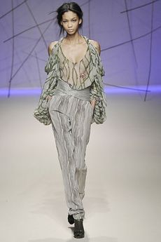 シャネル―2008年、エマニュエル・ウンガロの秋季コレクションのランウェイをゆく。