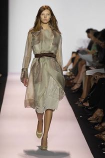 その2008年度春季のBCBGのコレクションを飾るベラルーシ出身のモデル―オルガ・シェレール。