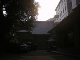 夕の寂光のもとに鎮まる本堂