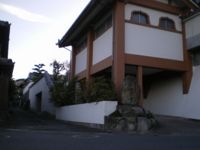『浄土真宗』―『観月山』―『西宗寺』 ―その宗旨と山号と寺号とを刻む石。