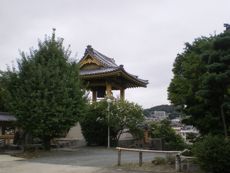境内の北隅に佇むその鐘楼