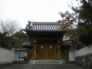 閉ざされたその山門