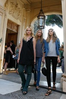 2009年度～リゾート～グッチのショーの舞台裏にて、ロシア出身のサーシャ・ピヴォヴァロヴァ(左)とウクライナ出身のスネジャナ・オノプカ(中)とともにカシア。