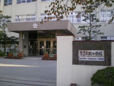 三筑小―その門