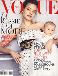 その娘とともにヴォーグ誌フランス版の表紙を飾るナタリア 2006年