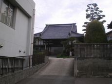 西を向いて建つその本堂