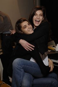 ルーマニア出身のディアナ・ドンドー(右)とともにエミナ～2006年度秋季のマルニのコレクションの舞台裏にて。