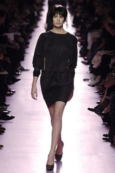 2006年度―イヴ・サン・ローランの秋季のコレクションにてそのランウェイをゆくキャメロン。