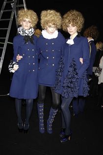 モスキーノのショーの舞台裏にて、ベラルーシ出身のターニャ・ディアヒレヴァ(中)とオランダ出身のキム・ヌールダ(右)とともにロミーナ 2008年度秋季