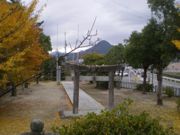 佇む石鳥居とその遠く向こうに聳える飯盛山