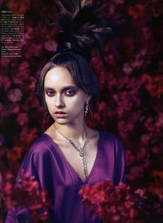 ヴォーグ誌日本版の内に佇むマルセリーナ 2008年5月